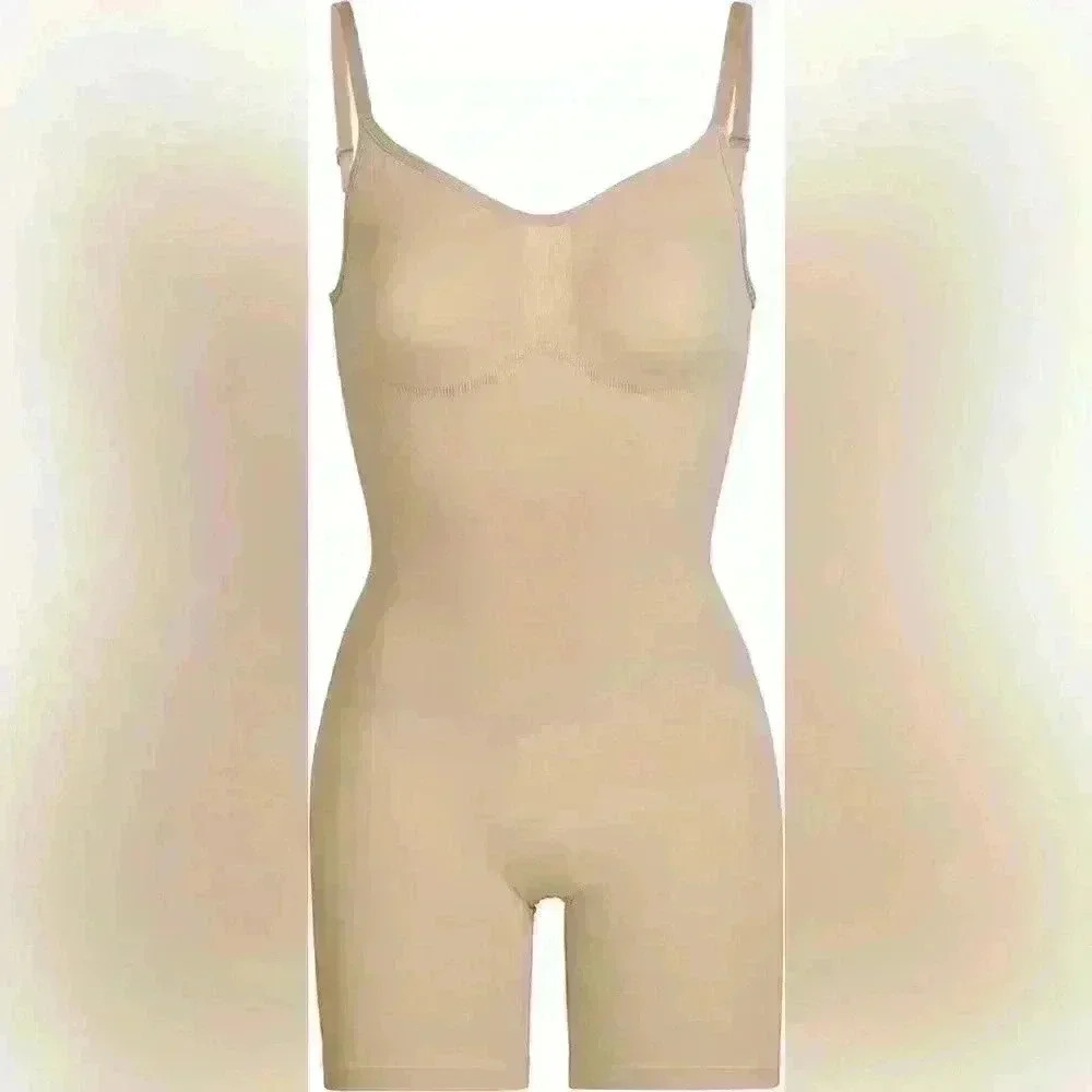SKIMS- NWOB Sculpting Seamless Mid Thigh Bodysuit - Clay/ nude